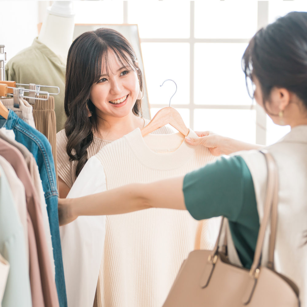 スタイリストがファッション同行している画像
