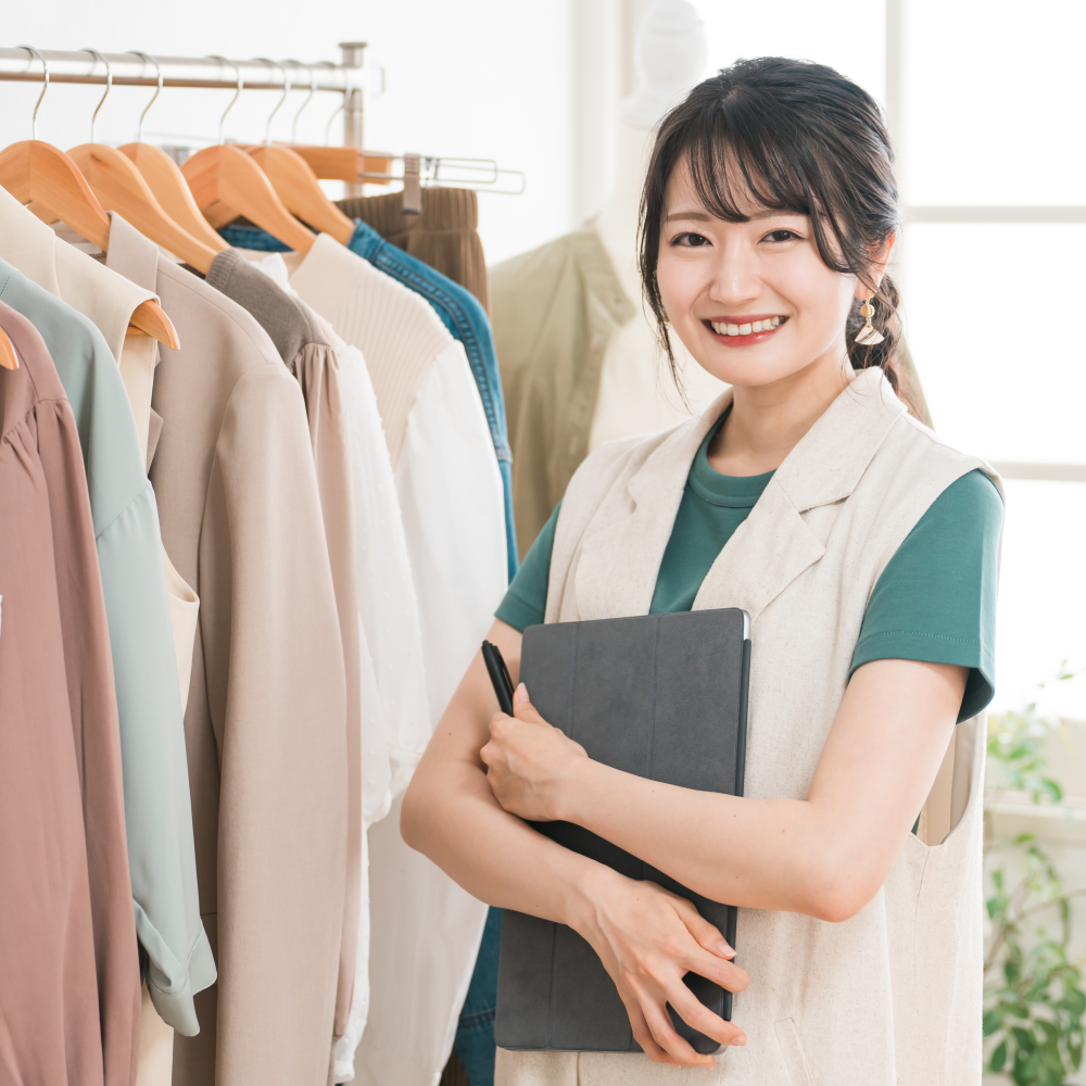 スタイリストがバインダーを持っている画像