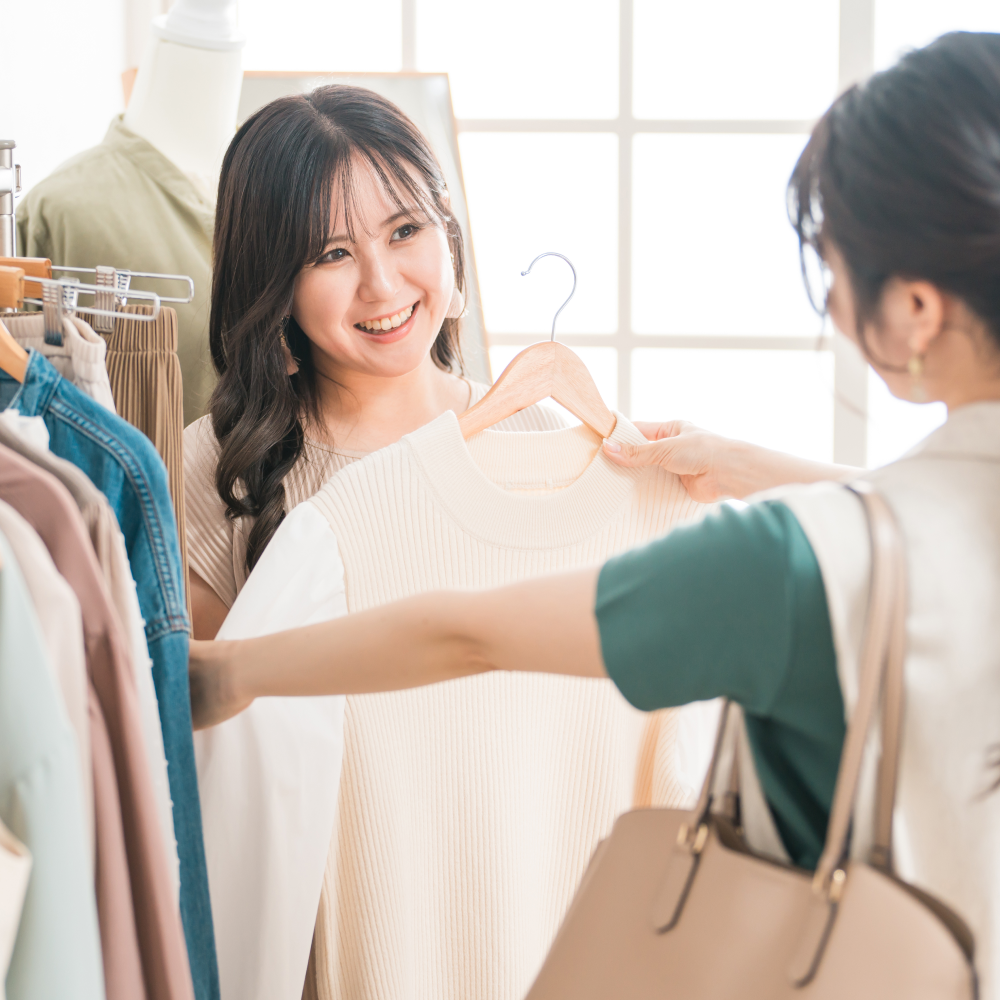 スタイリストが服を選んでいる画像