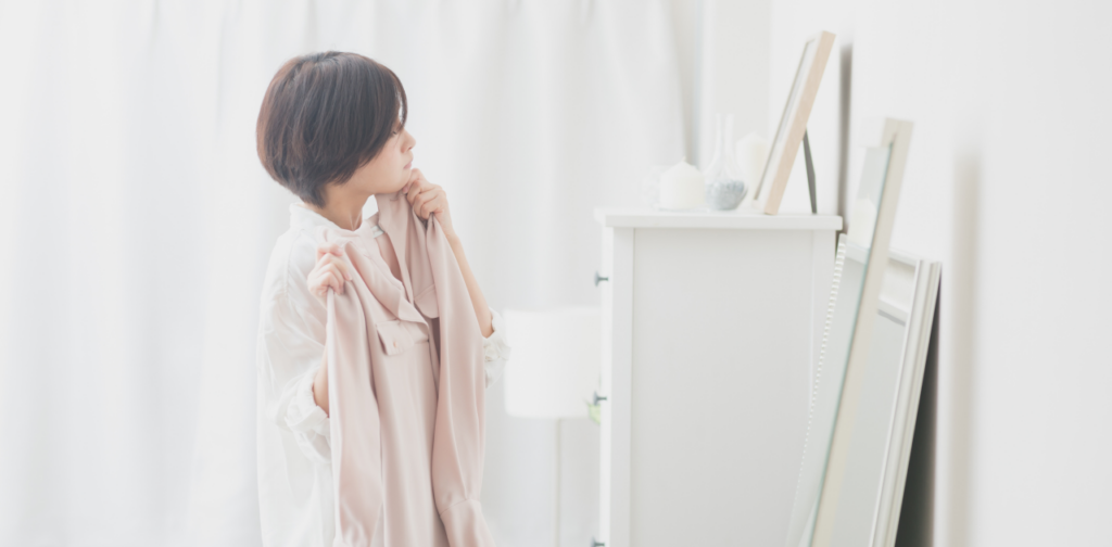 服を選ぶ女性
