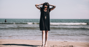 海にいる女性